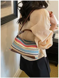 Sac à bandoulière en paille rayée arc-en-ciel de mode, sac oreiller tissé chic pour femmes d'été.