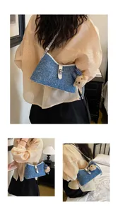 Lichtblauwe denim schoudertas met schattige berenhanger, chic Koreaans design.