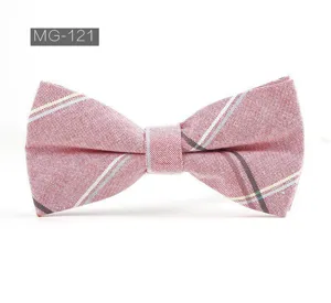Vue détaillée du nœud papillon en coton à carreaux rouges style britannique, mode homme.