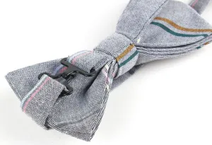 Vue détaillée d'un nœud papillon en coton à carreaux pour hommes avec boucle métallique.