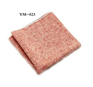 Gedetailleerd overzicht van de rode tweed heren pochette, gestructureerde wollen stof.