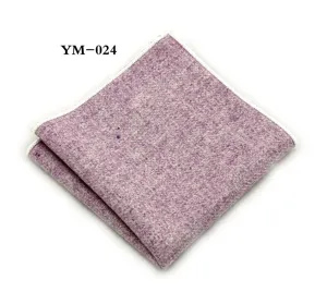 Detailweergave van een paarse wollen tweed pochet met witte gerolde rand voor herenpak.