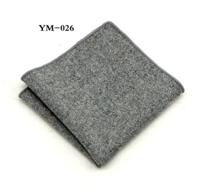 Gedetailleerd overzicht van het grijze wollen pochet voor herenpak, elegant design.