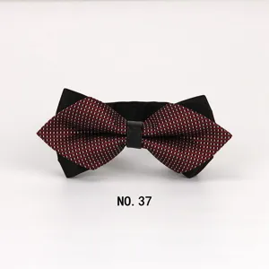 Eleganter spitzer Herren-Fliege mit rot-weißem Karomuster und schwarzem Leder-Mittelsteg.