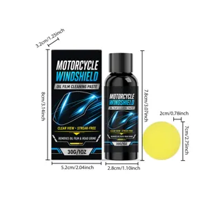 Vue detaille de la pate de nettoyage pour film d'huile de pare-brise de moto et eponge.