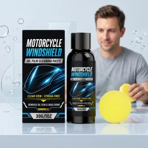 Vue détaillée de la pâte de nettoyage pour film d'huile de pare-brise de moto et éponge.