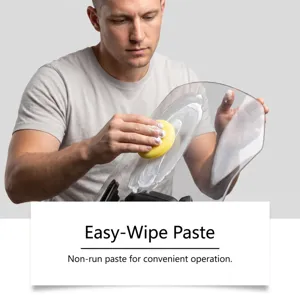 Pâte de nettoyage pour film d'huile de pare-brise de voiture montrant l'application avec éponge.