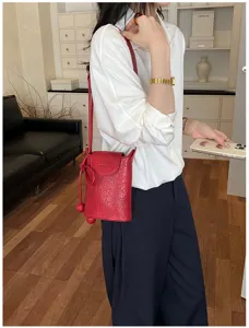 Rote Mini Umhängetasche für Damen, stilvolle vielseitige Ledertasche als Handytasche.