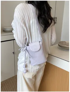 Helllila minimalistische Mini-Umhängetasche Detailansicht, ein schickes Accessoire.
