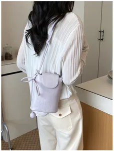 Modische helle violette Eimer-Umhängetasche für Damen, elegante minimalistische Handytasche.