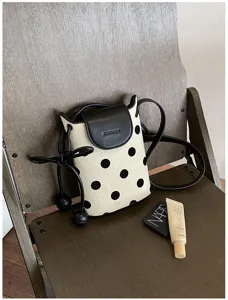 Kleine gepunktete Umhängetasche für das Handy mit schicker Klappe, perfektes Sommeraccessoire.