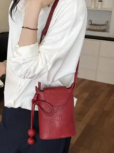 Elegante rote Leder Mini Eimer Tasche mit rundem Anhänger, vielseitige Umhängetasche.