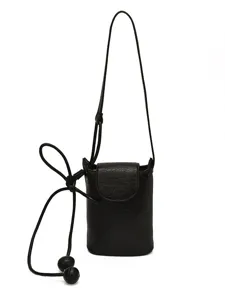 Schwarze Mini Leder Umhängetasche für Handys mit stylischem Riemen und süßen runden Knotendetails.