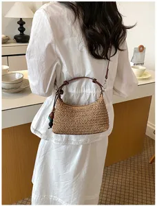 Elegante borsa a tracolla in paglia estiva con manico in pelle marrone, borsa da spiaggia casual.