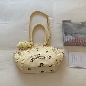 Bolso bandolera de gran capacidad con lunares, huellas de patas lindas y colgante de peluche.