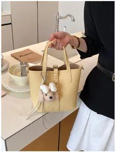 Gelbe Eimer Tasche für Damen, stilvolle PU Leder Umhängetasche mit süßem Plüsch-Anhänger.