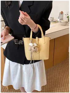 Stilvolle gelbe Leder-Einkaufstasche für Damen, trendige Umhänge- und Schultertasche.