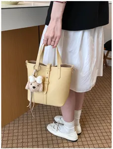 Detailansicht gelbe Eimer Tasche, hochwertiges Leder, süsser Plüsch Hund Anhänger.