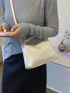 Chique witte lakleren dames schoudertas stijlvolle crossbody tas voor dagelijks gebruik