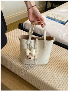 Schicke Kunstleder Eimertasche mit niedlichem Hund Anhänger, elegante Handtasche für Alltag.