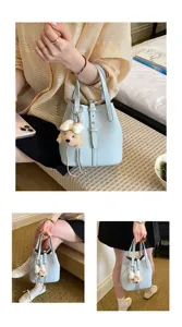 Hellblaue Leder Eimer Tasche Detailansicht, elegante Damen Freizeit Umhängetasche.