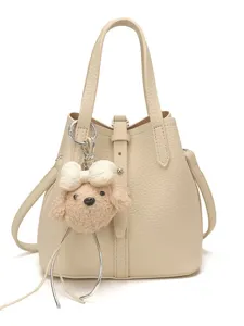 Schicke Damen Eimer Tasche aus Leder, vielseitige Umhängetasche mit süßem Welpen Anhänger.