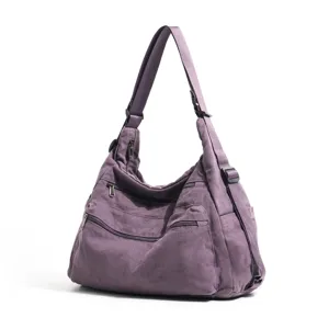 Vista detallada del bolso de lona morado con multiples bolsillos con cremallera funcionales.