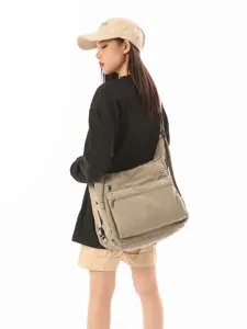 Bolso bandolera de lona de gran capacidad para uso diario con múltiples bolsillos.