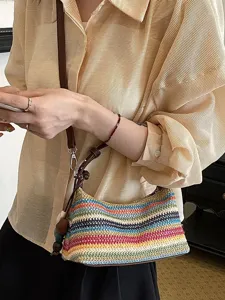 Borsa a tracolla in paglia intrecciata colorata da donna, elegante borsa da spiaggia estiva.