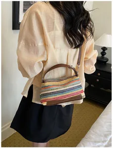 Vista detallada del bolso de hombro de paja tejida a rayas coloridas para mujer.