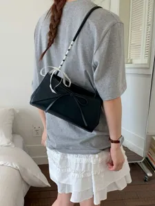 Sac baguette bandoulière chic pour femme, sac noir élégant avec nœud et foulard.