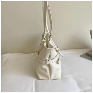 Détail de sac cabas souple minimaliste en cuir, grand sac porté épaule pour femmes.