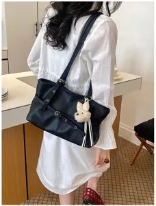 Vue detaillee du sac cabas souple minimaliste, sac a epaule noir pour femme quotidien.