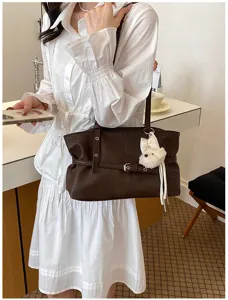 Sac cabas souple minimaliste pour femme, élégant sac porté épaule avec charmant pendentif.
