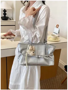 Vue détaillée du sac cabas souple en cuir argenté métallisé, sac d'épaule décontracté pour femmes.
