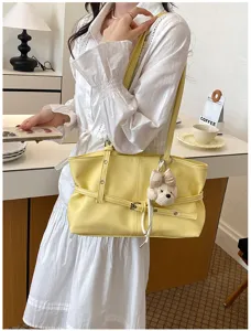 Sac cabas souple en cuir jaune avec pendentif ours, sac porté épaule élégant pour femmes.
