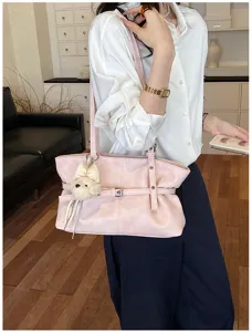 Vue détaillée du sac cabas souple rose élégant porté par un modèle montrant le design.