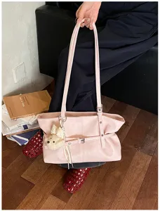 Sac cabas épaule en cuir souple rose minimaliste, vue détaillée avec joli pendentif ours.