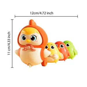 Bonito juguete balancín de cuerda con una gallina madre y pollitos de colores para niños.