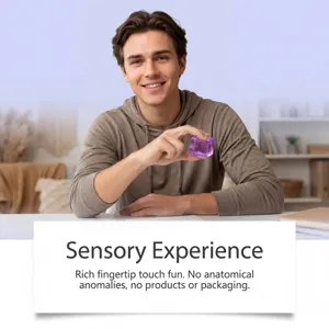 Vue détaillée d'un mini cube de glace violet portable, jouet sensoriel anti-stress pour les doigts.