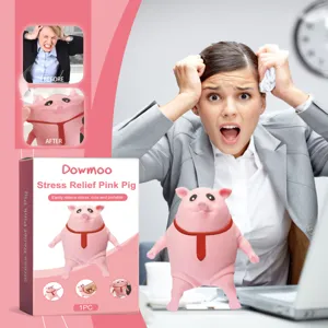 Detalle del juguete antiestrés de cerdo rosa, diseño muy lindo para apretar en la oficina.