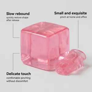 Détail de cube anti-stress rose translucide, jouet souple en silicone à rebond lent.