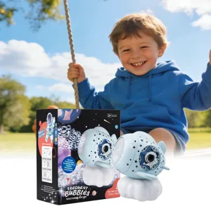 Kinderen vliegtuig wolk bellenblaas machine speelgoed met kleurrijke lichten en muziek buiten.