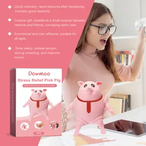 Vista detallada del juguete antiestrés de cerdo rosa, rebote lento diseño bonito de regalo.