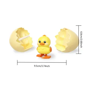Lindo juguete de patito de cuerda saliendo del huevo detalle con dimensiones 6.8x9.5 cm