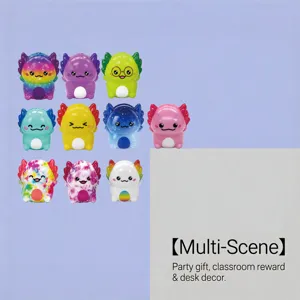 Vue détaillée du jouet squishy axolotl à rebond lent avec plusieurs designs colorés mignons.