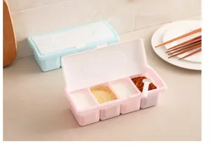 Boîte à assaisonnement de cuisine en plastique à 4 compartiments avec cuillères et couvercles.