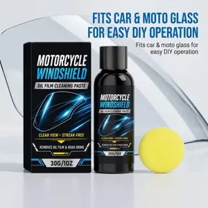 Vue détaillée de la pâte de nettoyage de film d'huile pour pare-brise de moto avec éponge.