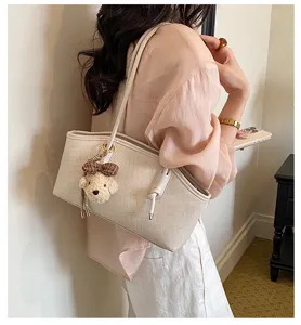 Koreanischer Stil minimalistische Schulter Baguette Tasche Detail mit süßem Bär Anhänger