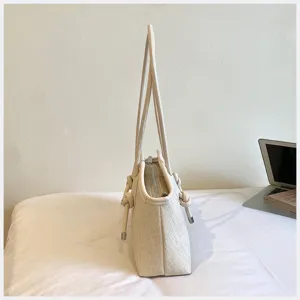 Elegante koreanische lässige Baguette Schultertasche Seitenansicht für den Alltag.